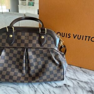 Sold sold sold. Pristine Louis Vuitton Authentic Damier Ebene Trevi Bag / Tote